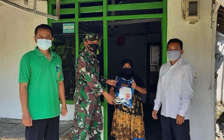 KODIM BOJONEGORO BERI SANTUNAN WARGA MISKIN SAAT PPKM
