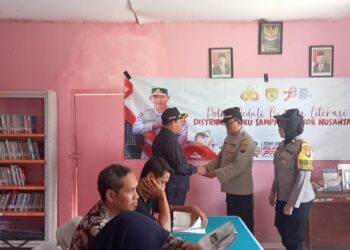 POLSEK SUMBERREJO BERBAGI BUKU KE PERPUSDES PEJAMBON