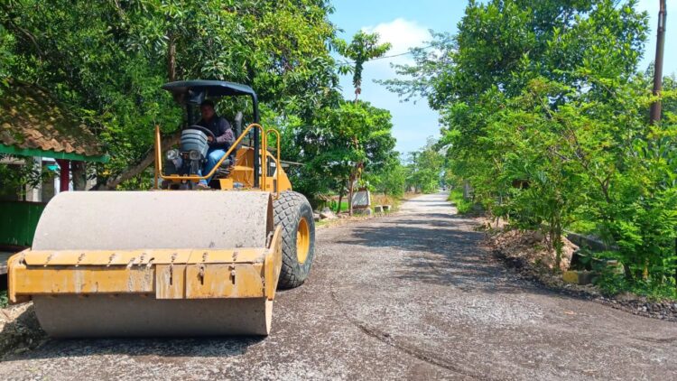 KEGIATAN PROYEK BKKD JALAN BETON DESA PEJAMBON BERJALAN LANCAR