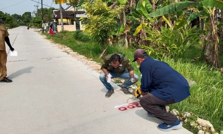 CAMAT SUMBERREJO PERIKSA  BKKD JALAN RIGID BETON DESA PEJAMBON