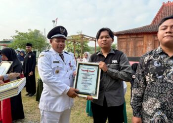 TIGA PULUH WARGA DESA PEJAMBON DAPAT PENGHARGAAN DARI KEPALA DESA