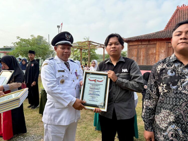 TIGA PULUH WARGA DESA PEJAMBON DAPAT PENGHARGAAN DARI KEPALA DESA